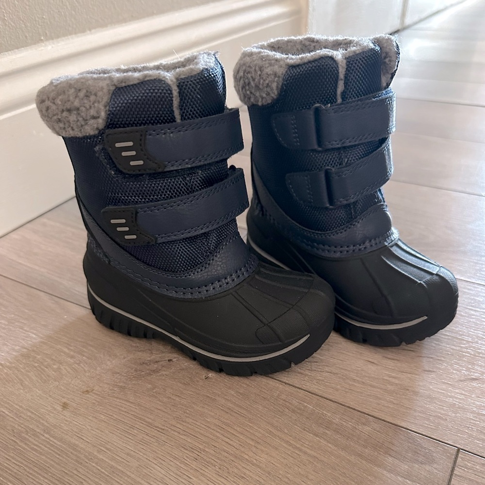 Toddler snow boot/ NEVER WORN
